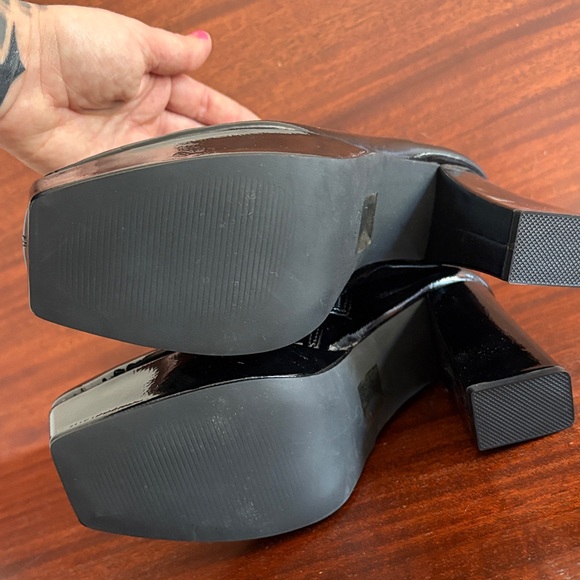 SHEIN Glossy Black Heeled Boots - Picture 5 of 6